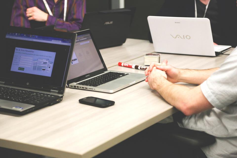Equipe de negócios revisando roadmap de transformação digital em quadro branco